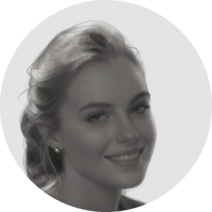Portrait en noir et blanc de Flavie Romer, souriante, dans un médaillon rond