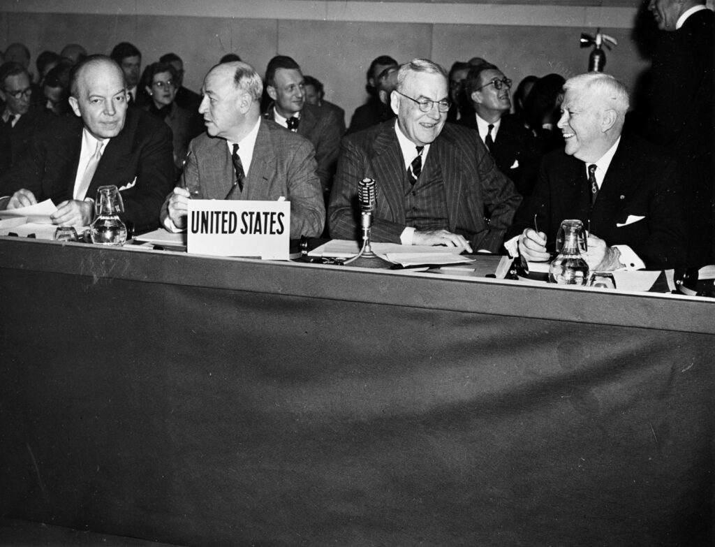 Stassen, Humphrey, Dulles et Wilson au Conseil de l'Atlantique Nord, avril 1953
