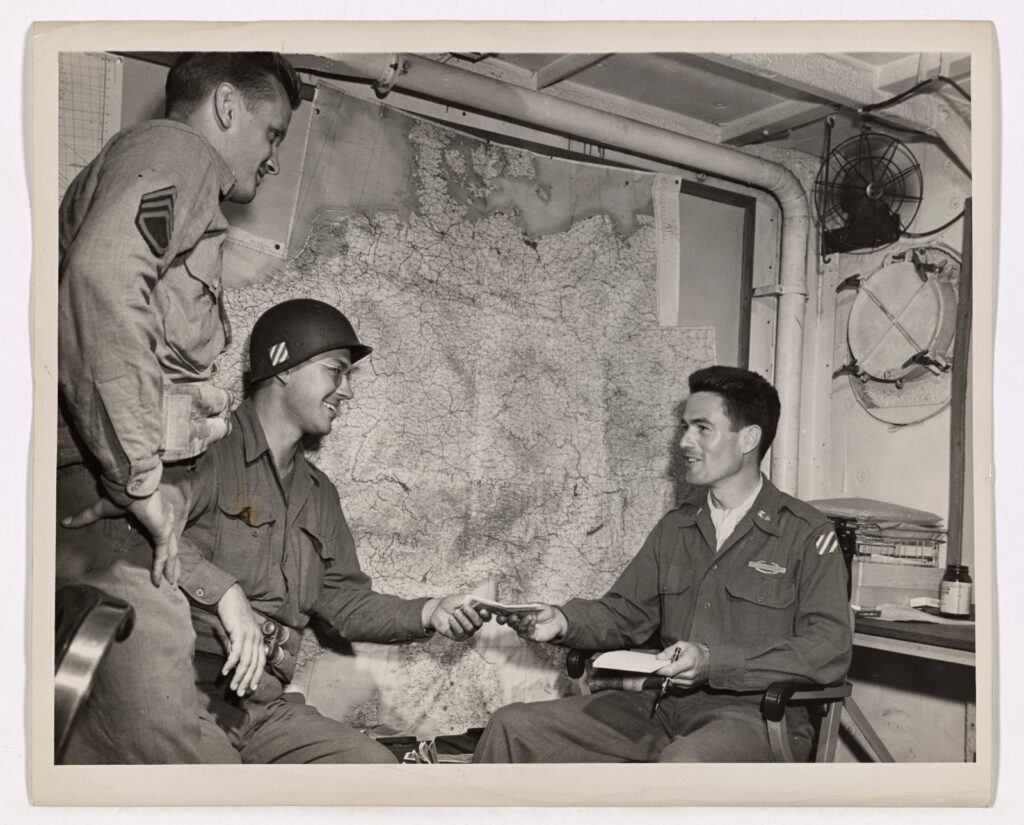 Distribution de francs à des soldats américains avant le débarquement de Provence, 1944