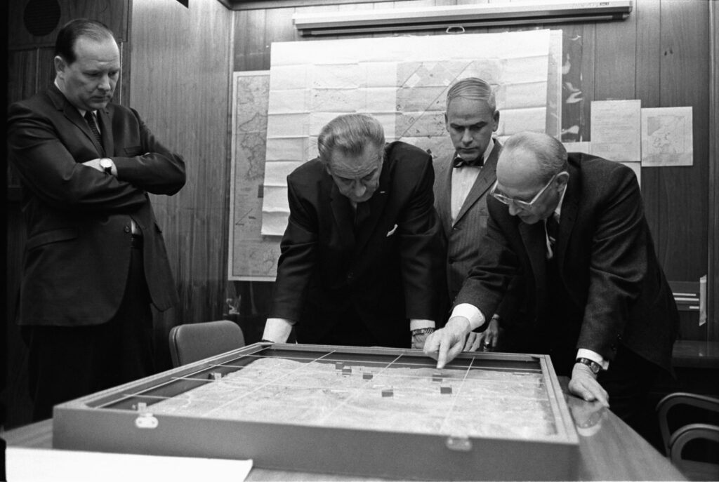 Johnson et Rostow dans la Situation Room, 15 février 1968