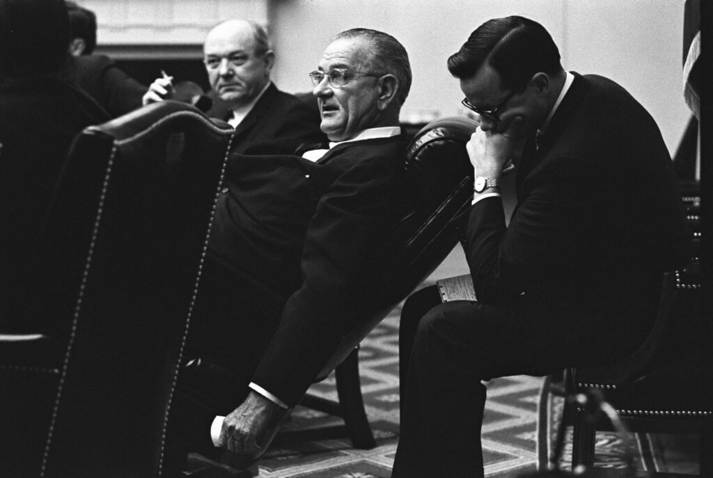 Dean Rusk, Lyndon B. Johnson et Bill Moyers, 1965